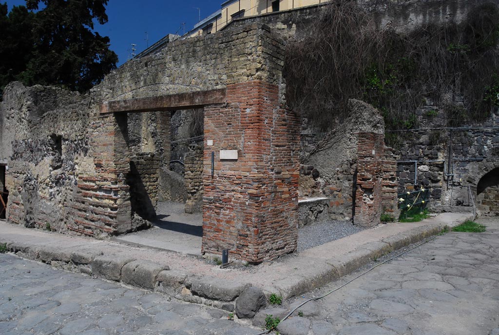 II.6/7, Herculaneum, June 2008.
Looking south-west towards corner of Cardo III, lower left, and Decumanus Inferiore, on right. Photo courtesy of Nicolas Monteix.